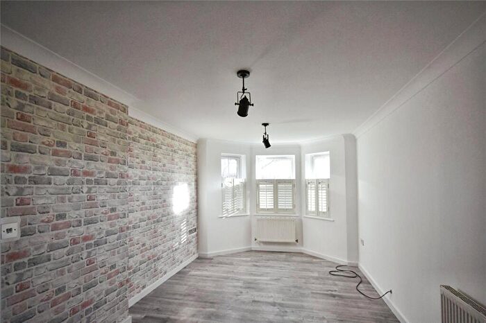 1 Bedroom Apartment To Rent In Stoneleigh Court, Reading, Berkshire, RG7