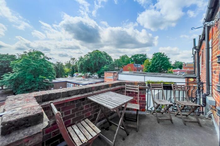 1 Bedroom Flat To Rent In High Street, Esher, Surrey, KT10