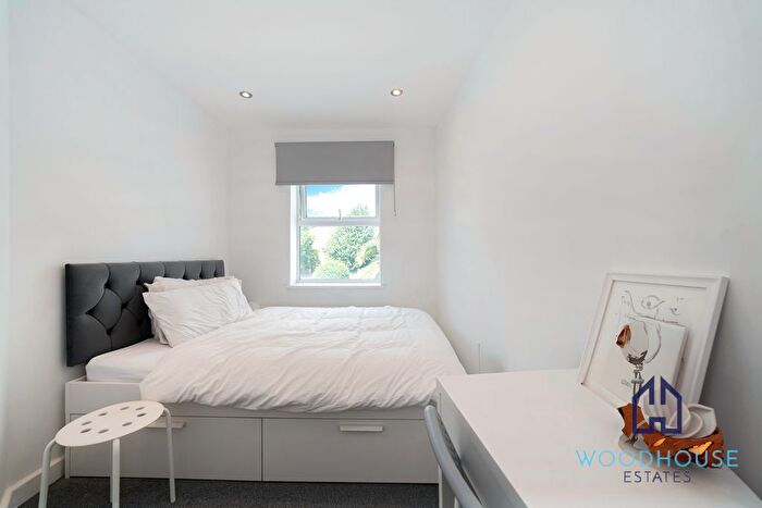 2 Bedroom Flat To Rent In Roman Road, London, E2