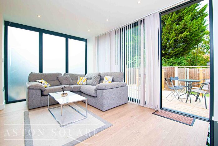 2 Bedroom Flat To Rent In The Vale, London, NW11