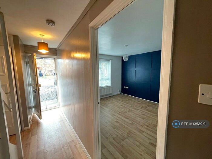 3 Bedroom Semi-Detached House To Rent In Inveraray Close, Sinfin, Derby, DE24