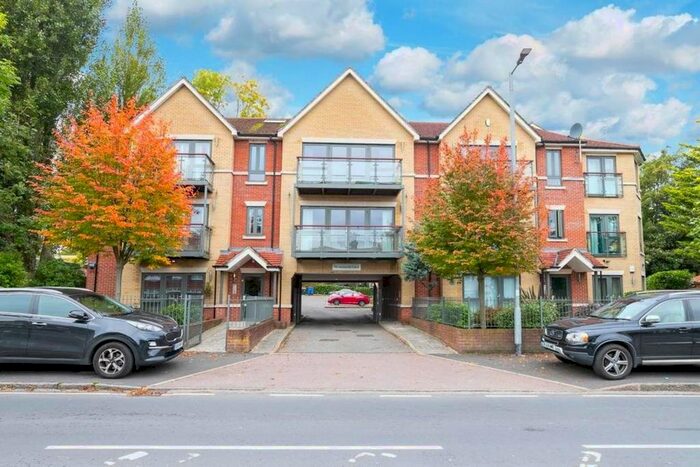2 Bedroom Flat To Rent In Buckhurst Way, Buckhurst Hill IG9