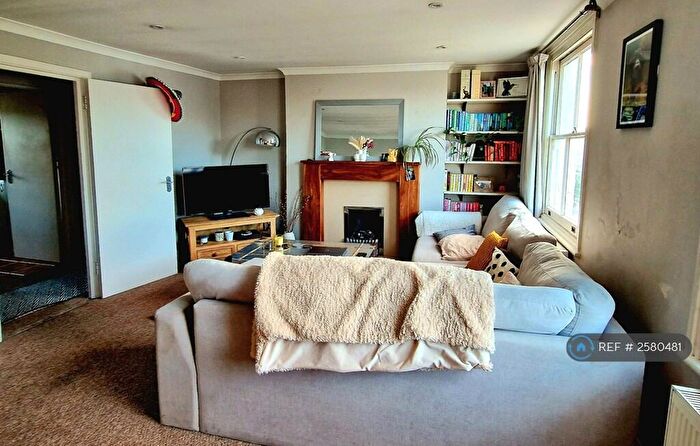 2 Bedroom Flat To Rent In Fernlea Road, London, SW12