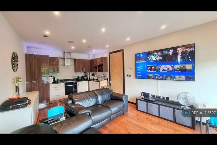 2 Bedroom Flat To Rent In Crystal Court, London, N14