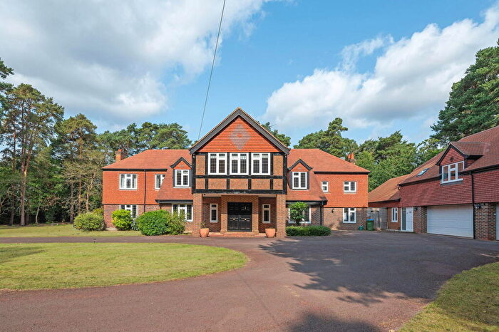6 Bedroom Detached House For Sale In Byfleet Road, Cobham, KT11