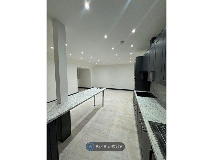 2 Bedroom Flat To Rent In Cliff Gardens, Scunthorpe, DN15