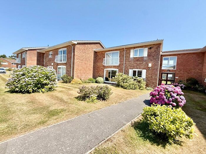 2 Bedroom Flat For Sale In Waterford Place, Highcliffe On Sea, BH23