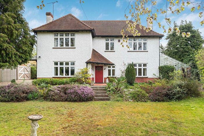 4 Bedroom Detached House For Sale In Keswick Road, Fetcham, KT22