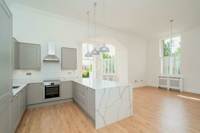 3 Bedroom Apartment To Rent In Brandesbury Square, Repton Park, Woodford Green, Essex, IG8