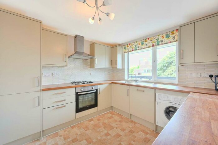 3 Bedroom Flat To Rent In Wessex Close, Kingston, Kingston Upon Thames, KT1