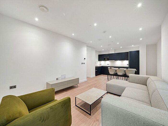 3 Bedroom Flat To Rent In Uncle, Victoria Road, W3