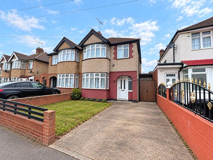 3 Bedroom Semi Detached House For Sale In Willow Gardens, Hounslow, Greater London, TW3