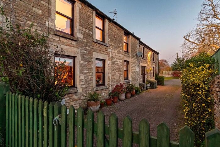 3 Bedroom Property For Sale In Pickwick Road, Corsham, SN13