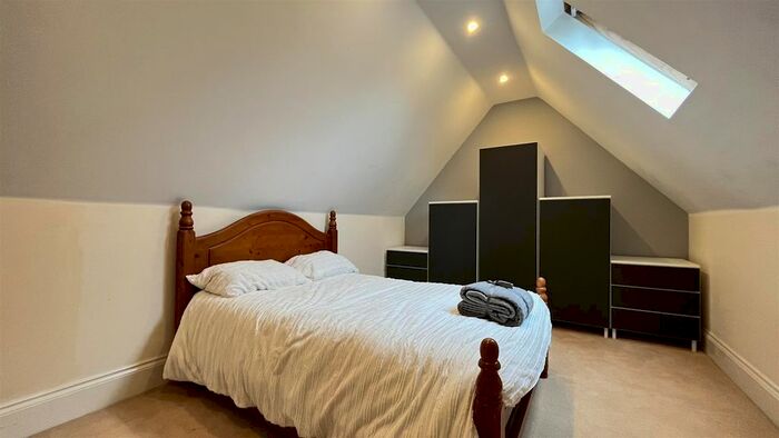 2 Bedroom Flat To Rent In Elizabeth Drive, Banstead, SM7