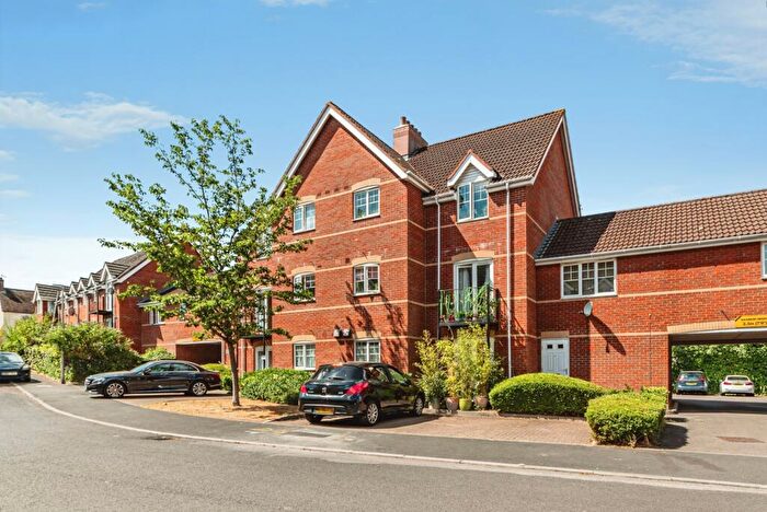2 Bedroom Flat To Rent In Windsor Court, Newbury, Berkshire, RG14