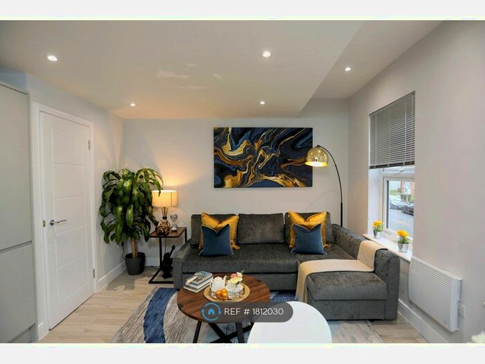 3 Bedroom Flat To Rent In Stanhope Road, London, N12