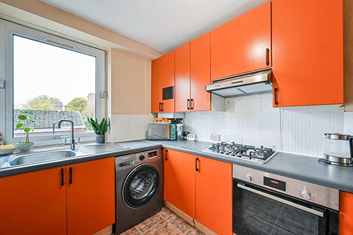 2 Bedroom Flat To Rent In Mace Street, Bethnal Green, London, E2