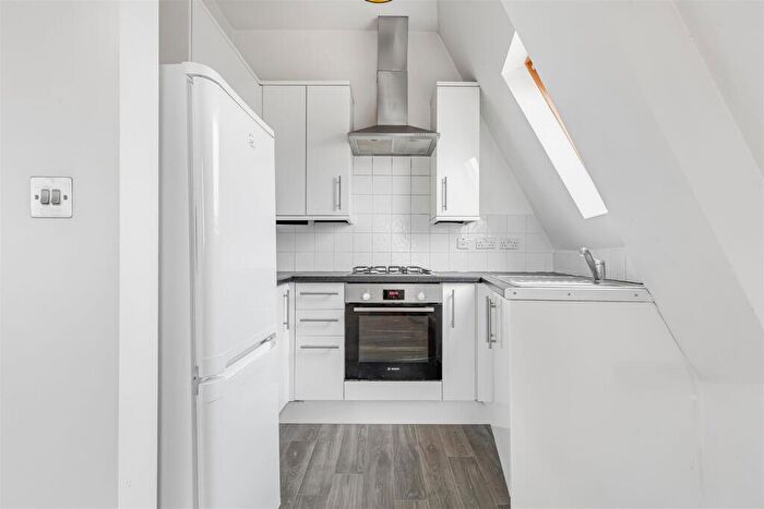 2 Bedroom Flat To Rent In Penrhyn Crescent, East Sheen, SW14