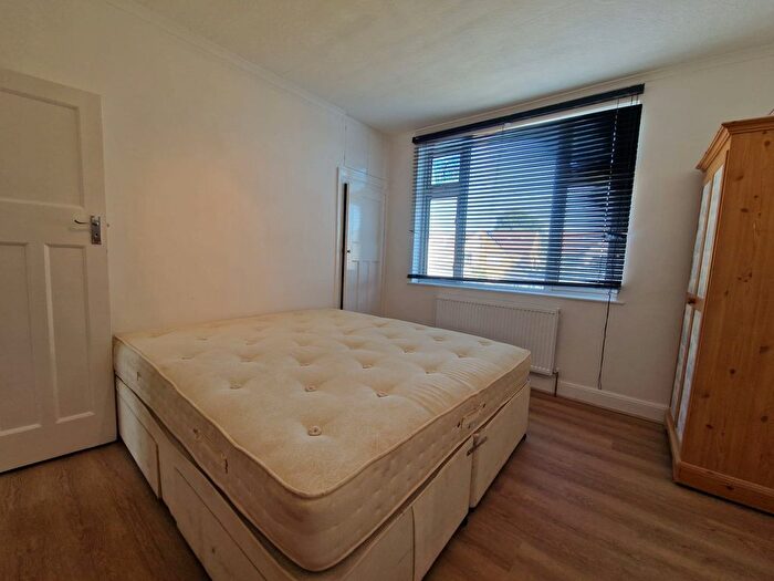 2 Bedroom Flat To Rent In Chatsworth Crescent, Hounslow, TW3