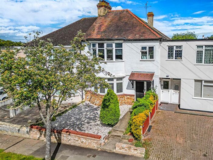 2 Bedroom Flat For Sale In Kingswood Chase, Leigh-On-Sea, SS9