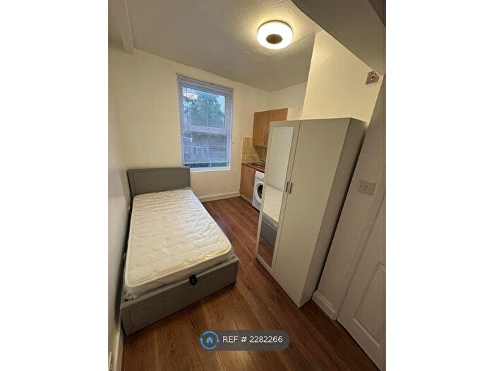 Studio To Rent In Upper Clapton Road, London, E5