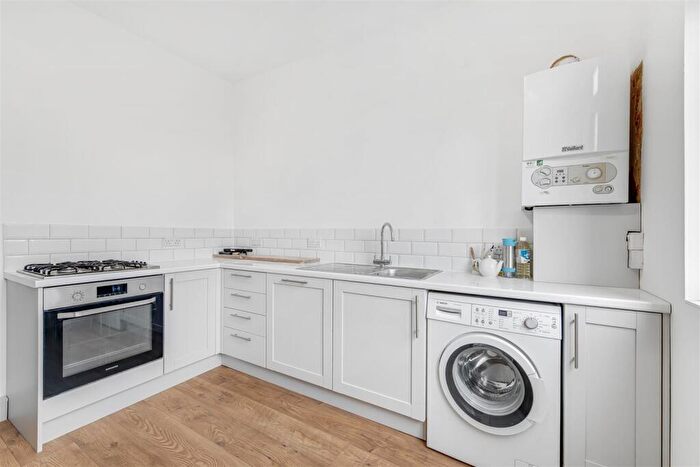 3 Bedroom Flat To Rent In Elm Road, East Sheen, London, SW14