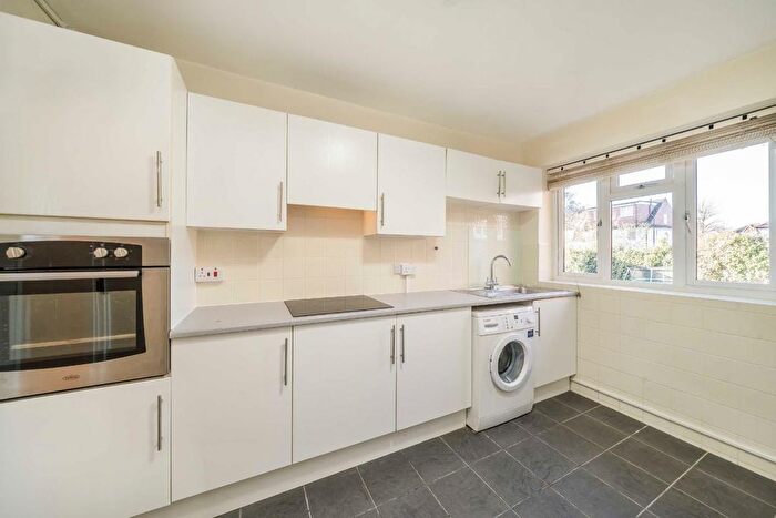 3 Bedroom Flat To Rent In Lamberhurst Road, Streatham, SE27