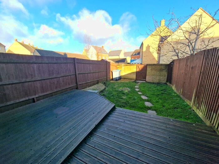 4 Bedroom Town House To Rent In Bluebell Way, Carterton, OX18