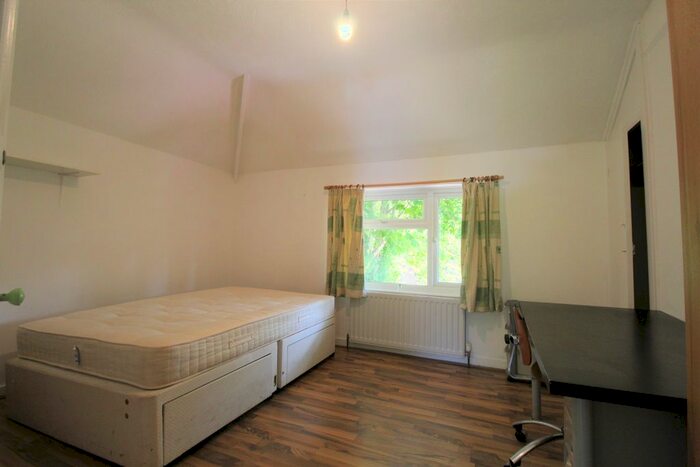 4 Bedroom Semi Detached House To Rent In Elmbank Avenue, Guildford, GU2