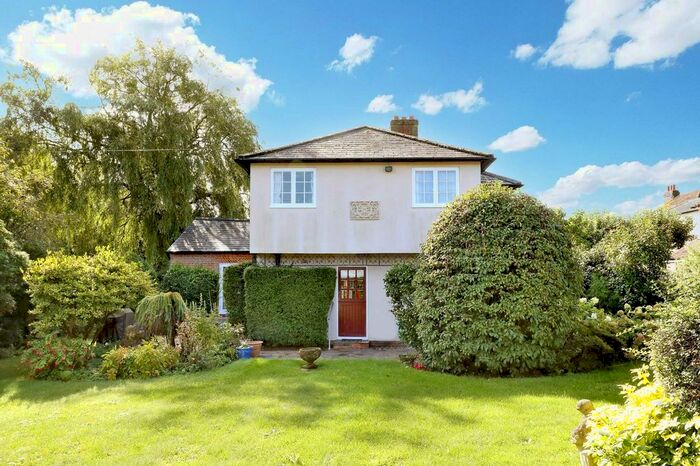 4 Bedroom Detached House For Sale In Village Road, Coleshill, HP7