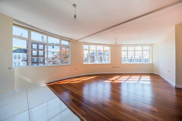 2 Bedroom Flat To Rent In Muswell Hill Road, London, N10