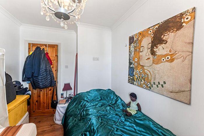 2 Bedroom Flat For Sale In Central Gardens, Morden, SM4