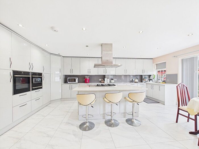 4 Bedroom Detached House For Sale In Newlyn Close, Uxbridge, UB8