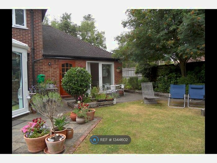 Studio To Rent In Greenways, Fleet, GU52