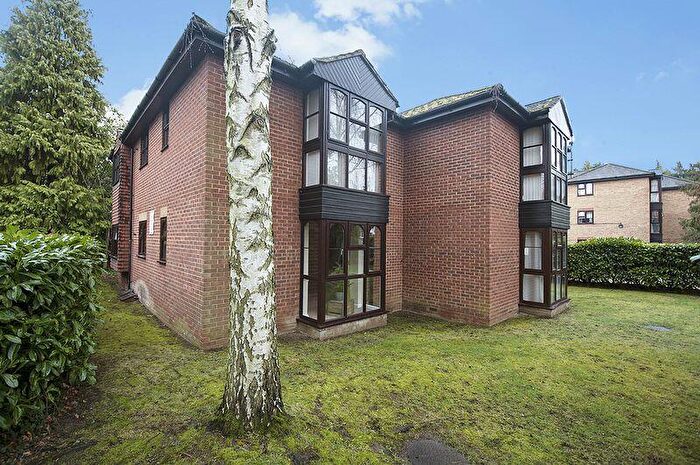 1 Bedroom Flat To Rent In Moorlands, Walton-On-Thames, KT12