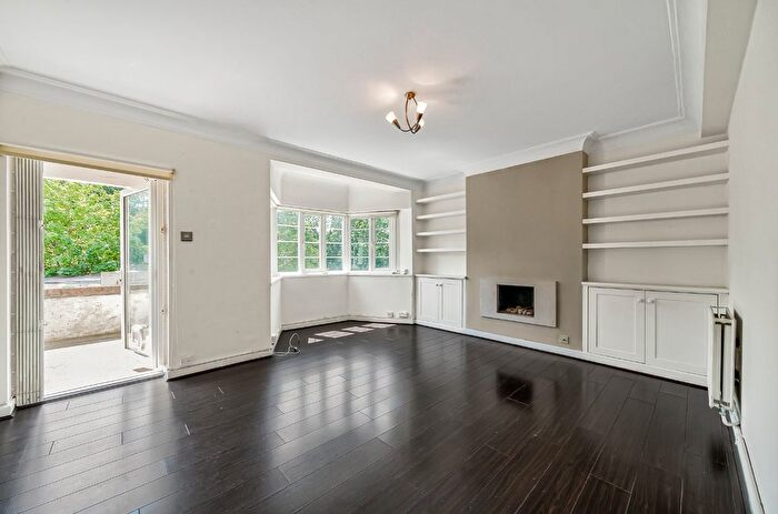 2 Bedroom Flat For Sale In Aylmer Road, London, N2