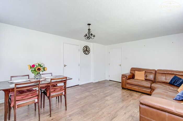 2 Bedroom Flat For Sale In Dean Court, Bolton, BL1 - Photo 4