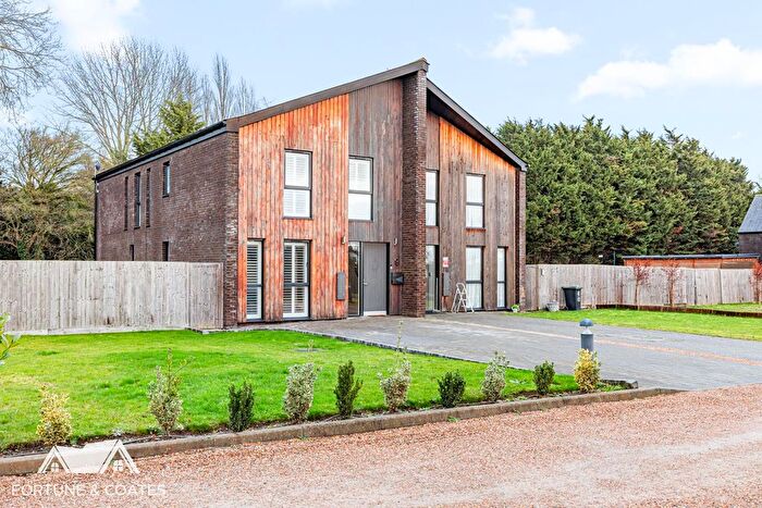 4 Bedroom Semi Detached House For Sale In Hastingwood Park, Harlow, CM17