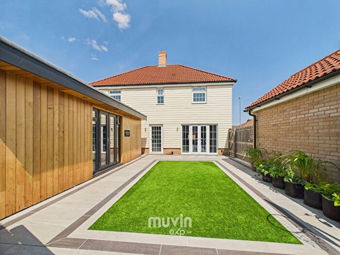 4 Bedroom Detached House For Sale In Hibbert Drive, Dunmow, CM6