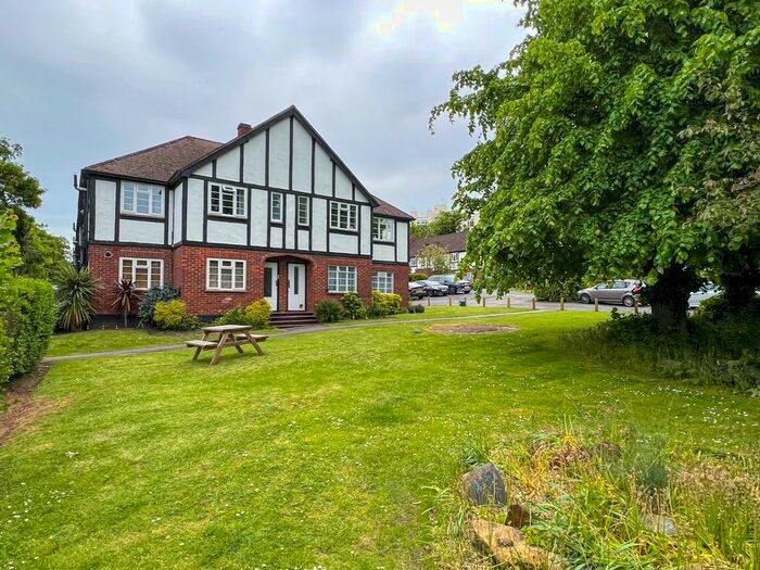 2 Bedroom Flat To Rent In Monument Hill, Weybridge, KT13