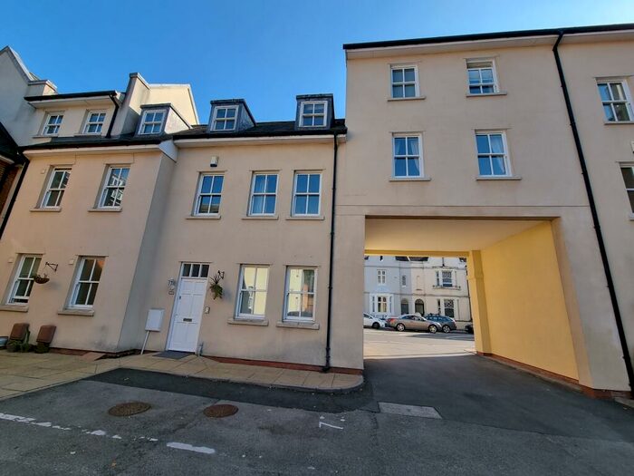 4 Bedroom Town House To Rent In B Clarendon Avenue, CV32