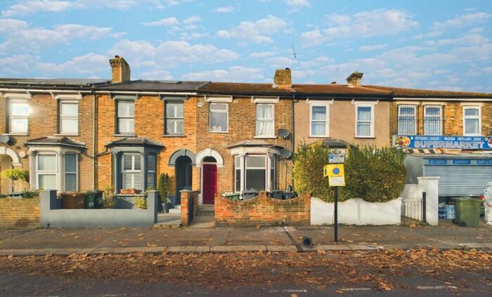 2 Bedroom Flat To Rent In Queens Road, Walthamstow, London, E17