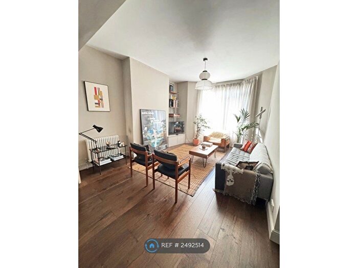 3 Bedroom Flat To Rent In Graham Road, London, E8