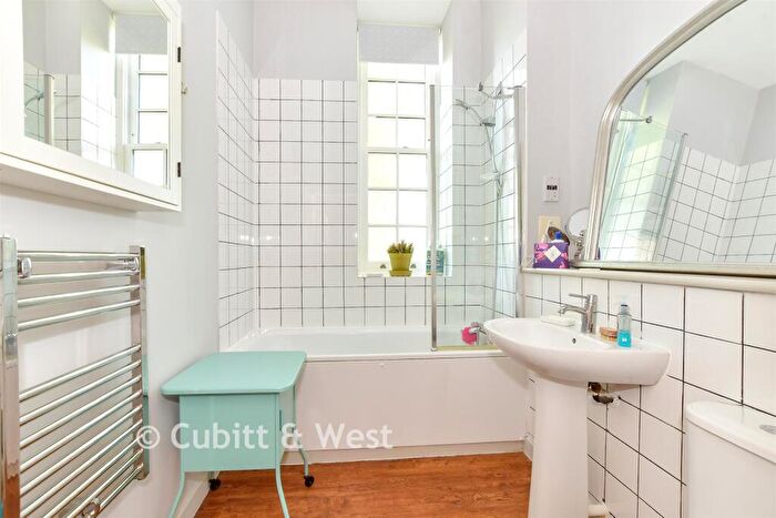 1 Bedroom Flat For Sale In Homestead Road, Chichester, West Sussex, PO19