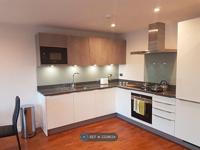 2 Bedroom Flat To Rent In Kings Avenue, London, SW4