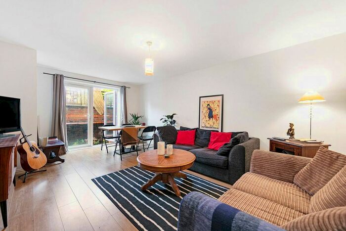 2 Bedroom Flat To Rent In St James's Drive, Wandsworth Common, London, SW12