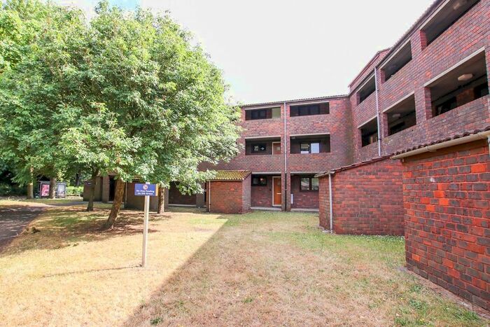 2 Bedroom Flat To Rent In Regal Crescent, Wallington, SM6