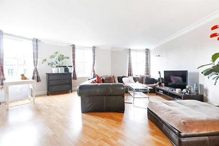 3 Bedroom Flat To Rent In Portland Court, London, Trinity Street, SE1