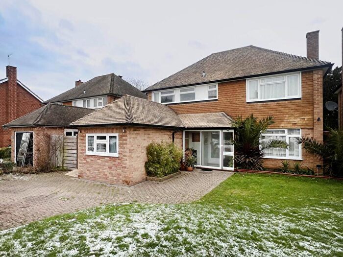 4 Bedroom Semi Detached House To Rent In Cleveland Gardens, Worcester Park, KT4