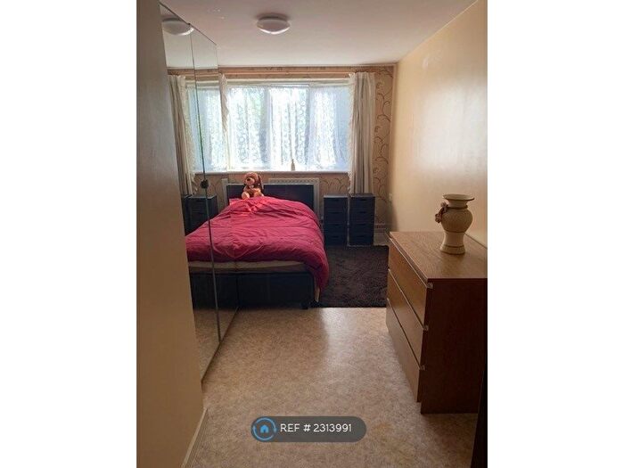 2 Bedroom Flat To Rent In Bullsmoor Way, Waltham Cross, EN8